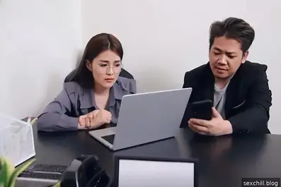 Direktur wanita dengan payudara besar yang penuh hasrat